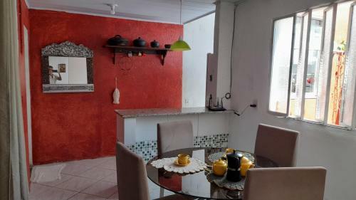 Bela Casa Localizada A 100 Metros Da Praia E Rio.