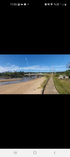 Bela Casa Localizada A 100 Metros Da Praia E Rio.