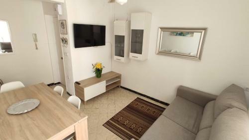 Sunny Apartment Near The Beach