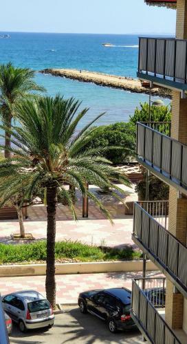 Sunny Apartment Near The Beach