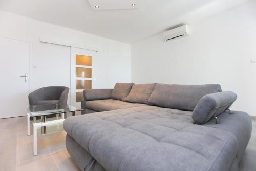 Apartments With A Parking Space Makarska - 18213