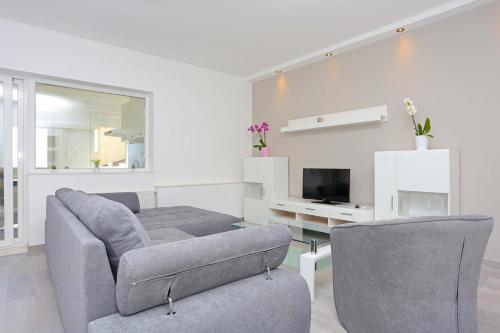 Apartments With A Parking Space Makarska - 18213