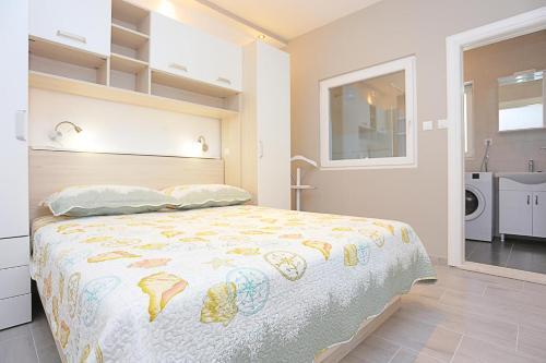 Apartments With A Parking Space Makarska - 18213