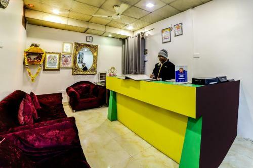 Bed & Breakfast Vaccinated Staff- Oyo Flagship 70121 Savera Inn