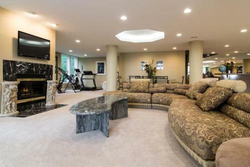 Nature Living Luxury Private Home Pristine Lake