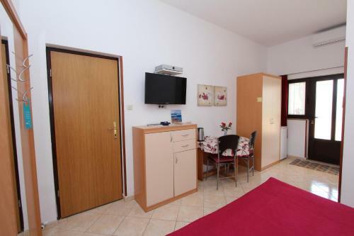 Hostal Rooms And Apartment Lea