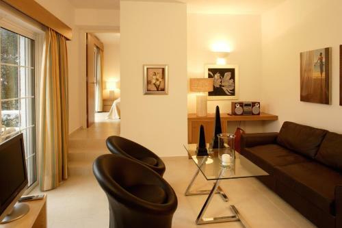 Cape Kanapitsa Hotel & Suites