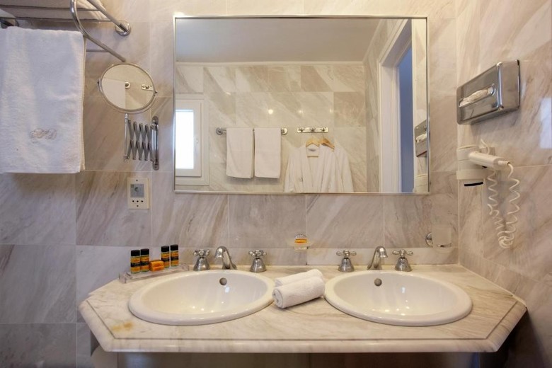 Dorion Hotel
