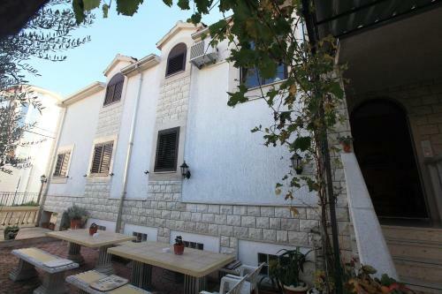Hostal Apartments Sustic