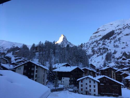 Chalet-style Apartment With Matterhorn View