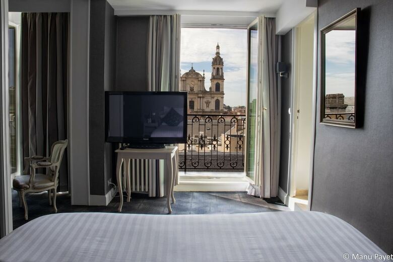 Hotel Grand De La Reine