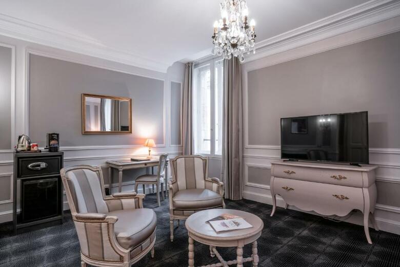 Hotel Grand De La Reine