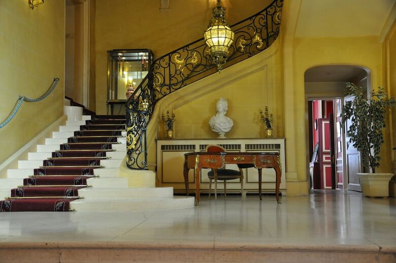 Hotel Grand De La Reine