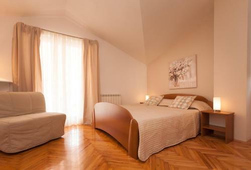 Hostal Apartments Alice