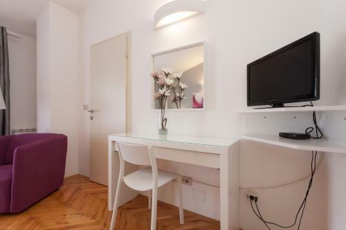 Hostal Apartments Alice