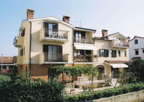 Hostal Apartments Alice