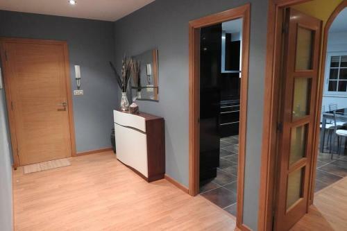 Apartamento De 4 Dormitorios En Camari�as