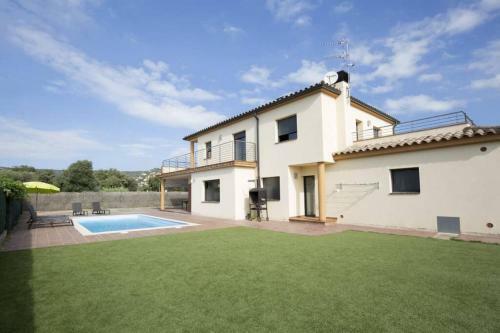 Luxury House With Swimming Pool Next To The Beach