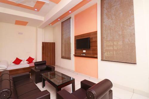 Oyo 29006 Hotel Almond Leaf