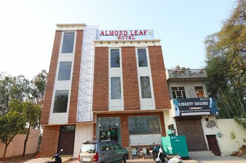 Oyo 29006 Hotel Almond Leaf