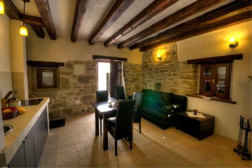Hostal Traditional Stone House Kotli