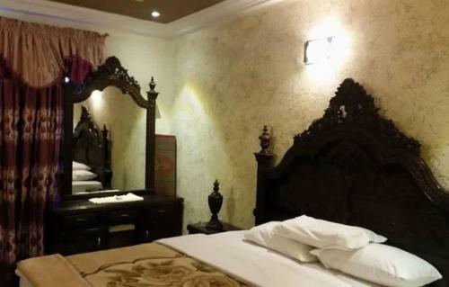 New Honey Moon Hotel & Restaurant