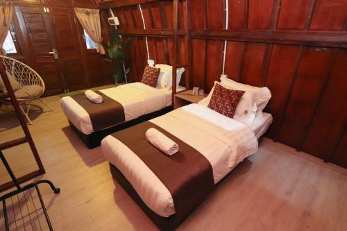 8 Wooden House