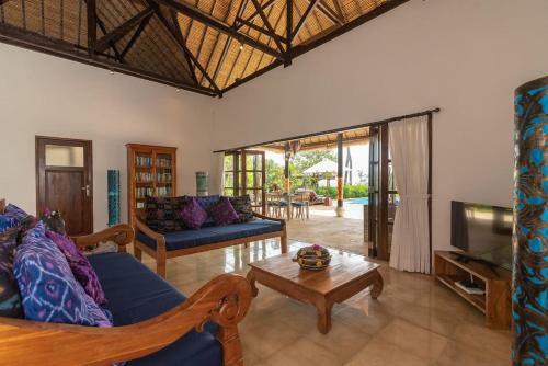 Villa Agus Mas - Serene & Calm Beachfront Villa!