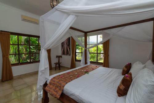 Villa Agus Mas - Serene & Calm Beachfront Villa!