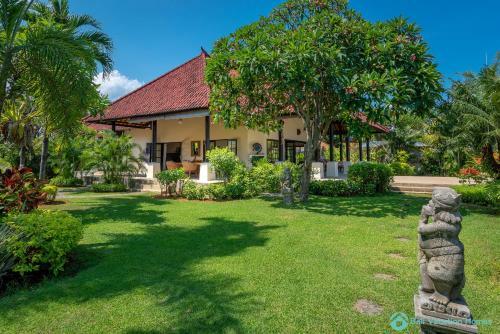 Villa Namast� - Beachfront At Lovina 10p, Pool, Bbq