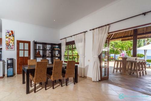 Villa Segara Murti - Stylish Beachfront Villa!