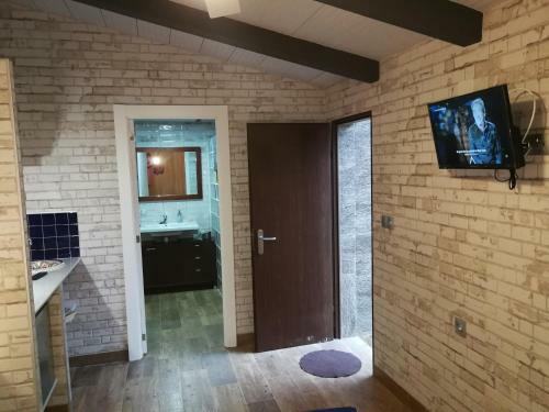 Caba�a De Madera Junto Al Lago Las Jaras