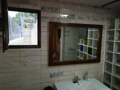 Caba�a De Madera Junto Al Lago Las Jaras