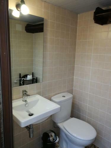 Caba�a De Madera Junto Al Lago Las Jaras