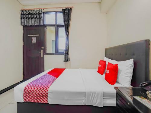 Oyo 90064 Hotel Salon Fora & Cafe