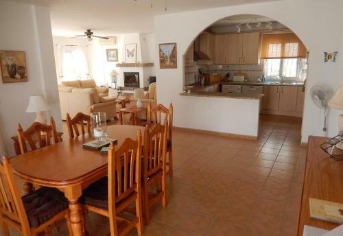 Villa Mariposa Large 2 Bedroom Lake Views