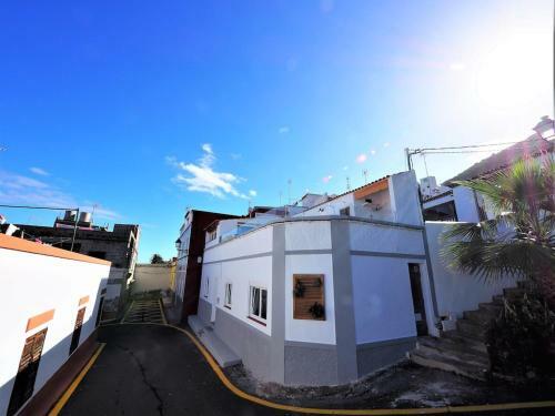 Beach House...el Gincho Garachico Three Minute Walk From El Gincho Beach.