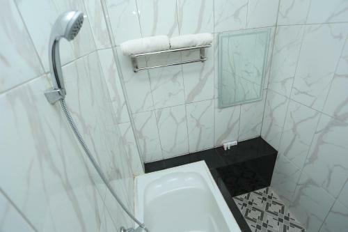 Hotel Oyo 1864 Tiara Guest House