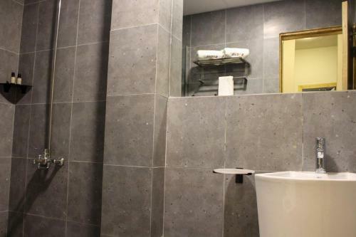 Hotel Lokal Rooms X F7 Markaz