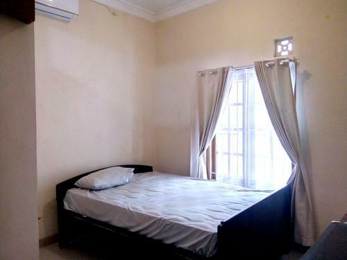 Hostal D'topadan Guest House