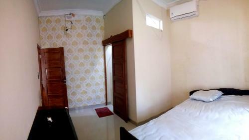 Hostal D'topadan Guest House