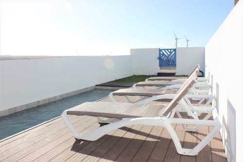 Blue Breeze House With Pool Facing Sea