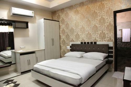 Hotel C M Plaza