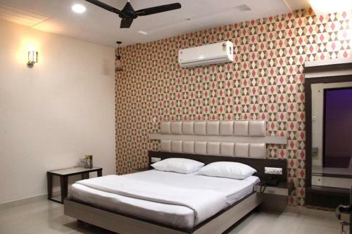 Hotel C M Plaza