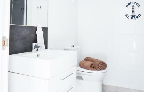 Apartamento Digital Bristol El Faro - Wifi Free & Pool - 3 Persons
