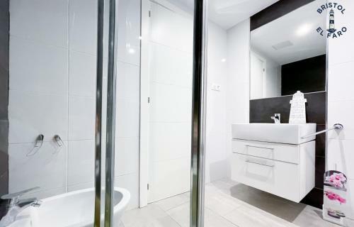 Apartamento Digital Bristol El Faro - Wifi Free & Pool - 3 Persons