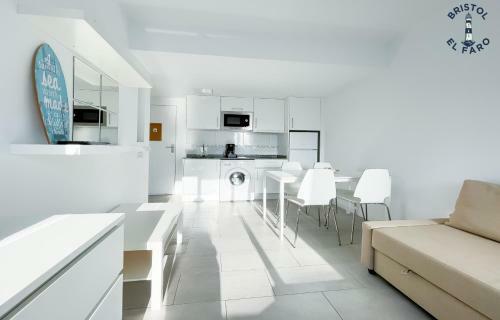 Apartamento Digital Bristol El Faro - Wifi Free & Pool - 3 Persons