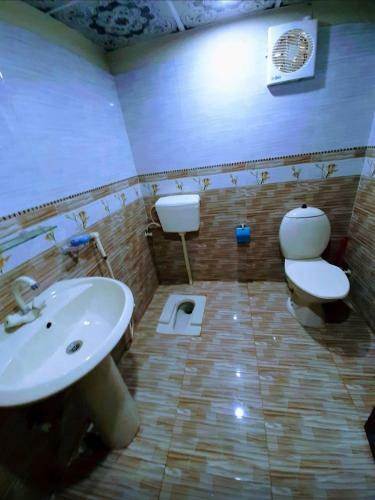 Hostal Galaxy Inn Hotel Near Millennium