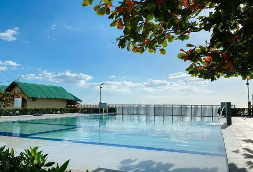 Hotel Reddoorz Plus @ Black Sand Beach Resort Bataan