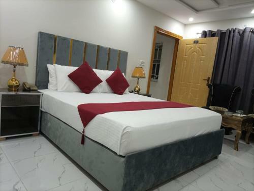 Family Hotel Davis Road Lahore